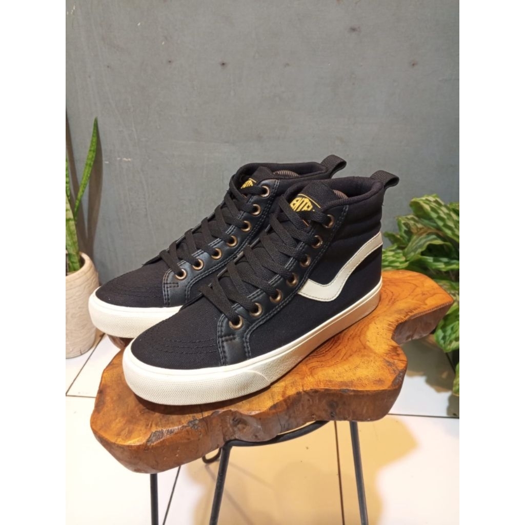 Sepatu Sneakers Pria Ventela Republic High Black Natural Second (preloved) Original