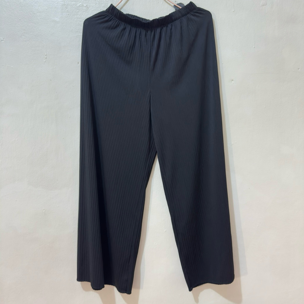 Uniqlo - Celana bahan kulot pleats hitam (preloved)