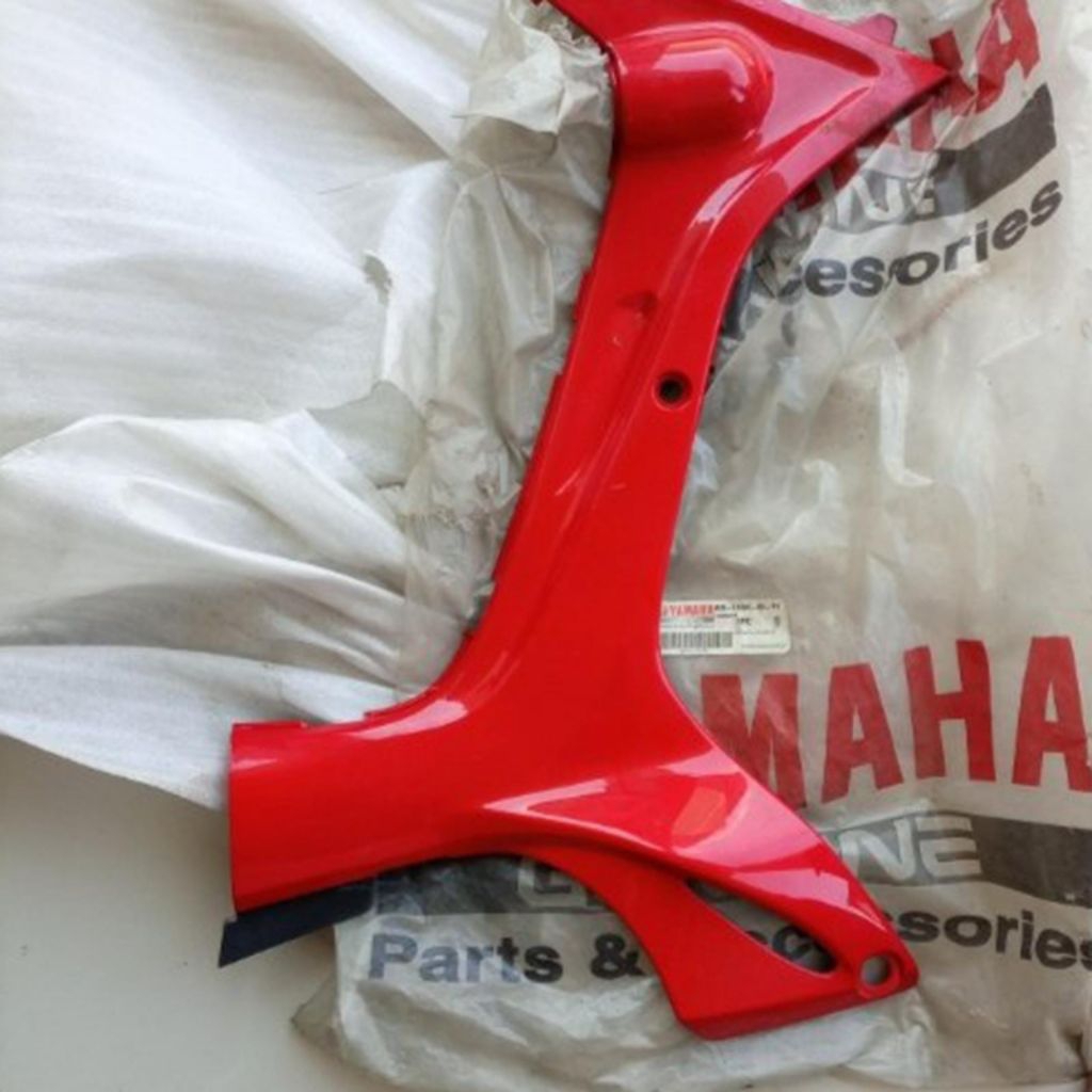 4US-F8395-00-P1 COVER TEBENG SAYAP DALAM KANAN F1ZR MERAH ORIGINAL