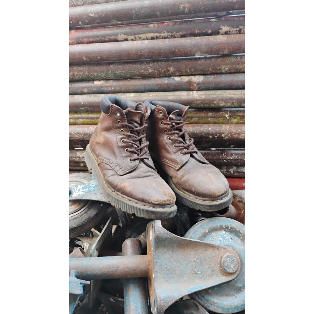 Sepatu Boots Dr Martens Saxon 6UK