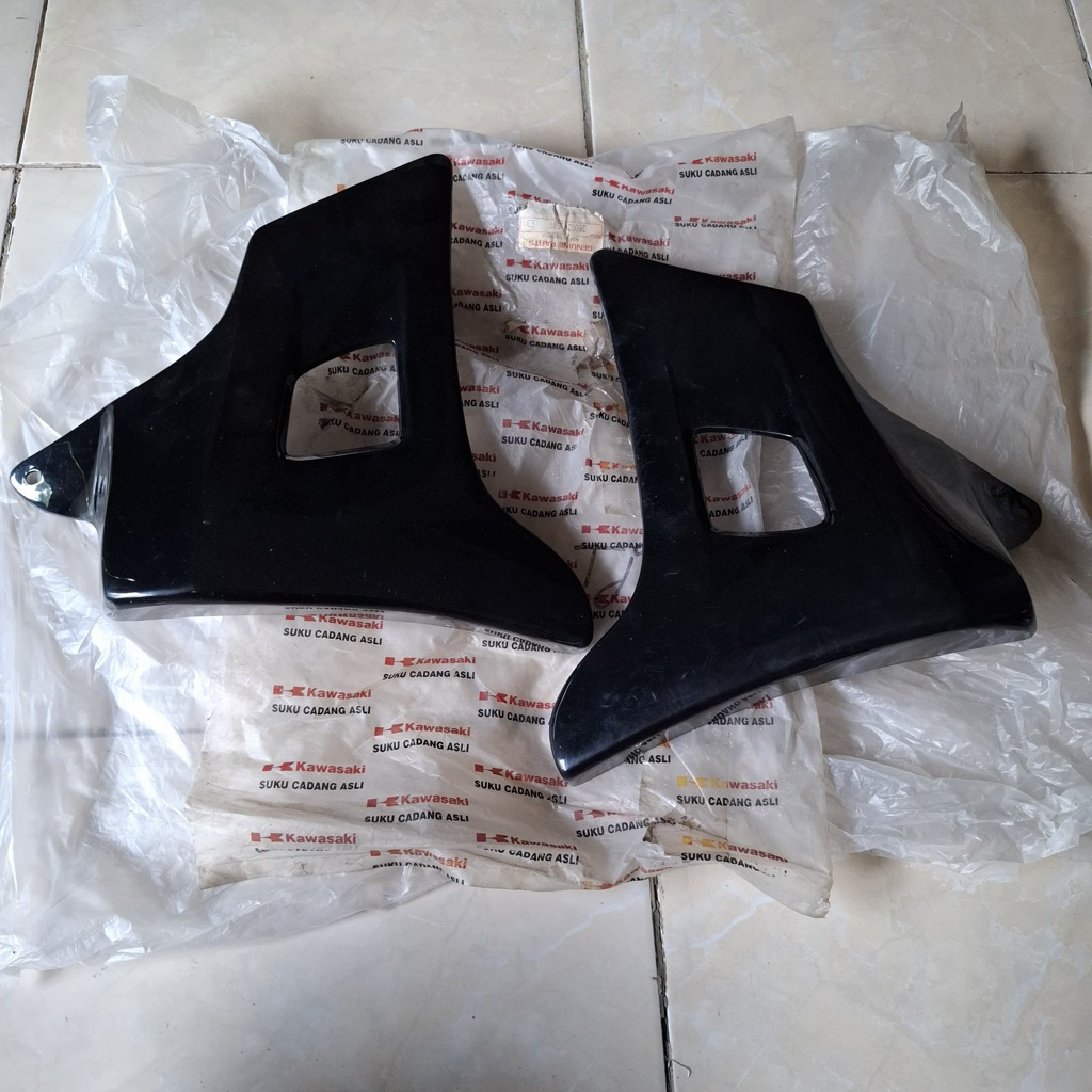 SEPASANG SAYAP TANGKI TENGKI COVER RADIATOR NINJA R KIS C J OLD LAMA HITAM E3 ORIGINAL 36001-1586-E3