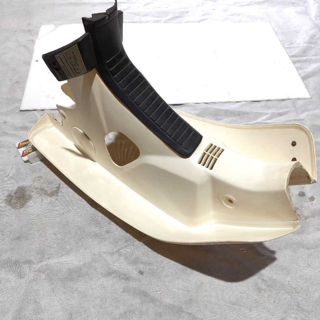 cover sayap tebeng depan Honda Astrea prima putih oryginal second bekas gn5