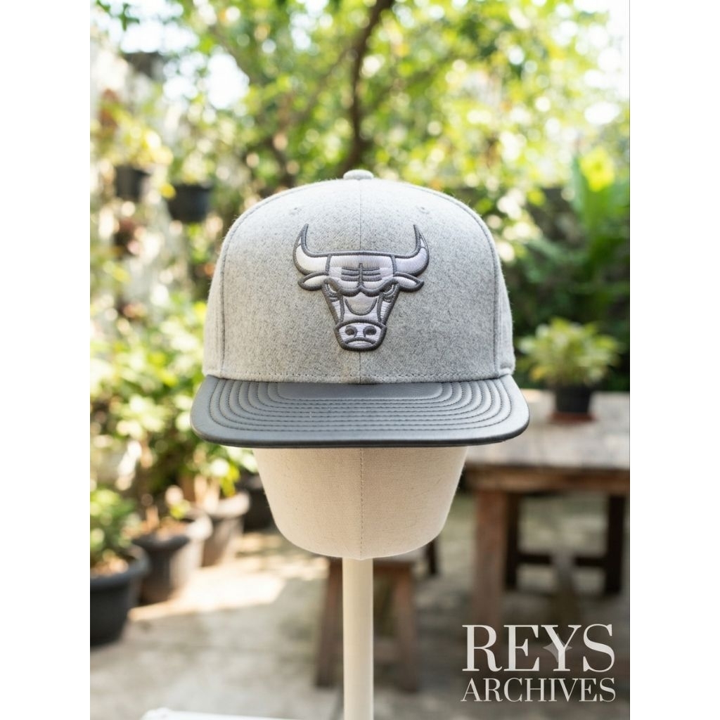 Topi Mitchell & Ness Chicago Bulls Original Snapback - Grey Leather Visor