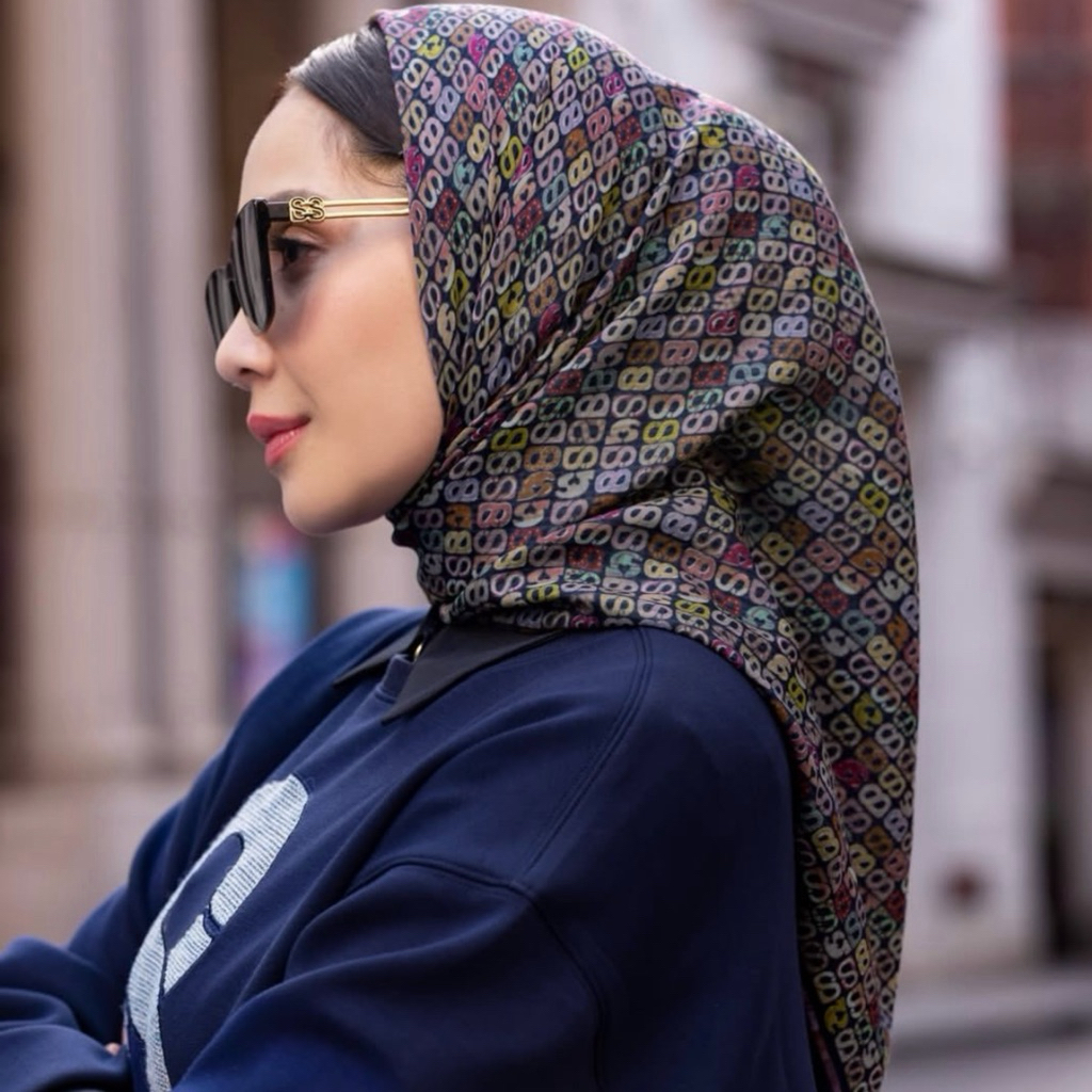 HIJAB SEGIEMPAT MOTIF NAGITA SLAVINA X BUTTON SCARVES SERIES / BUTTON KW / MOTIF / PIN B / TERBARU /