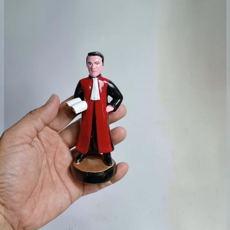 Miniatur Hakim Pengadilan Negeri 13 cm untuk di Dashboard Mobil_Pria