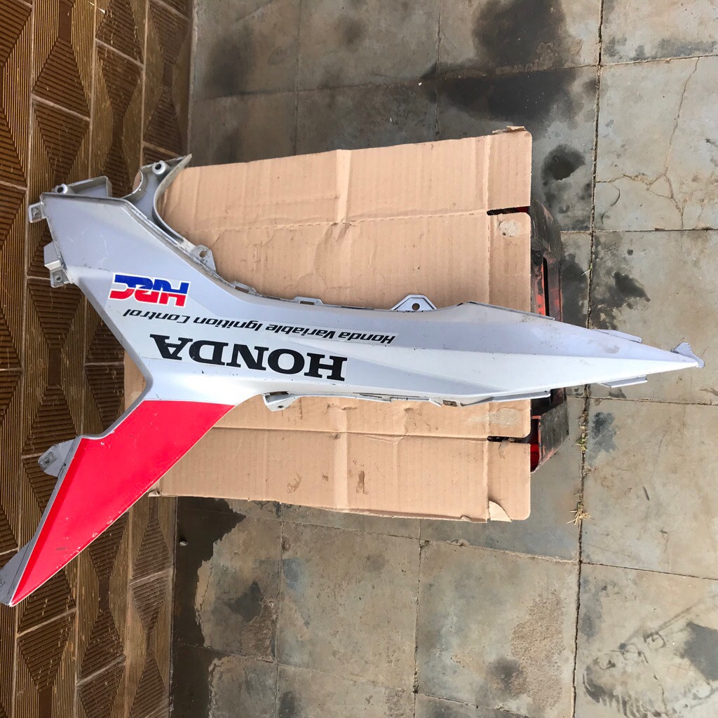 Cover Body Tengah sebelah Kanan Silver Honda Blade 125 original