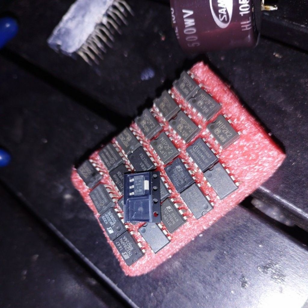 ACS1086 TRIAC