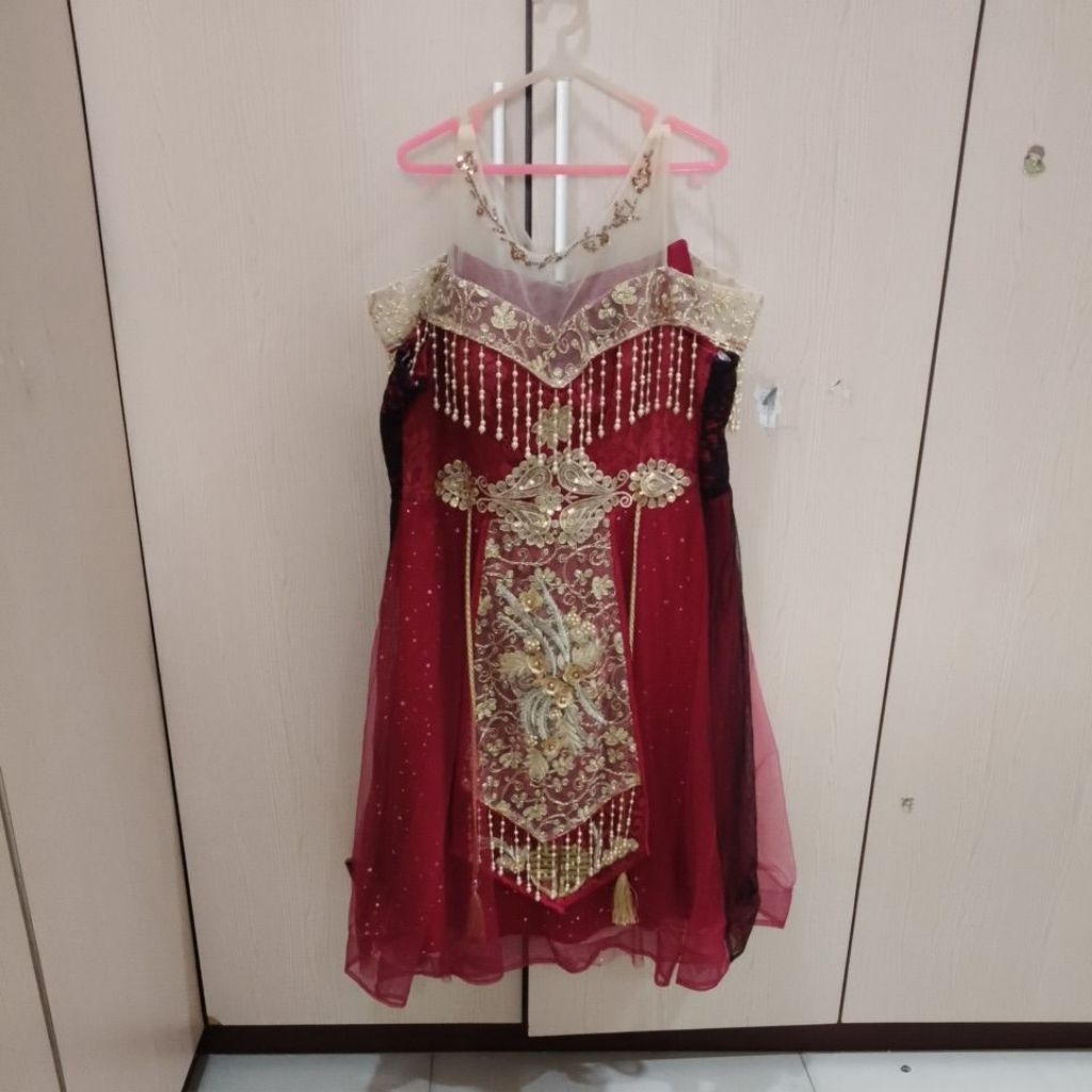 Gaun Pesta merah mewah