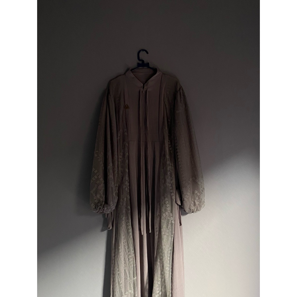 Gamis Abu-Abu Elegan Motif Preloved Wanita Lengan Balon