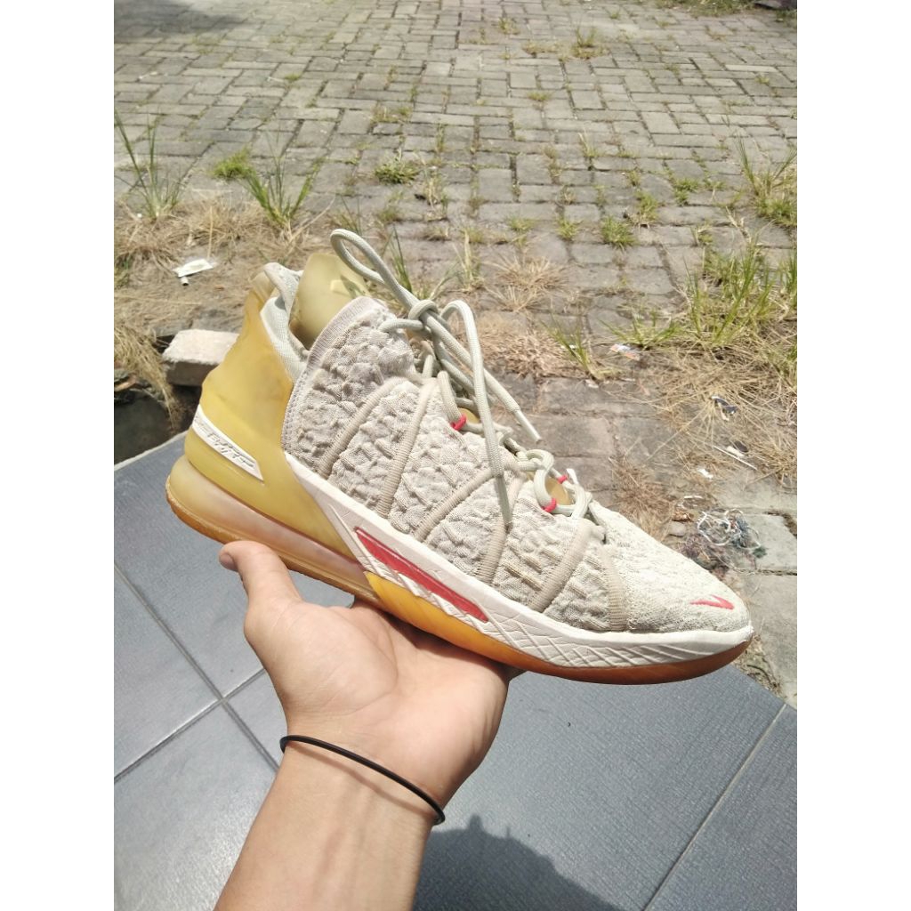 Sepatu Basket Lebron 18