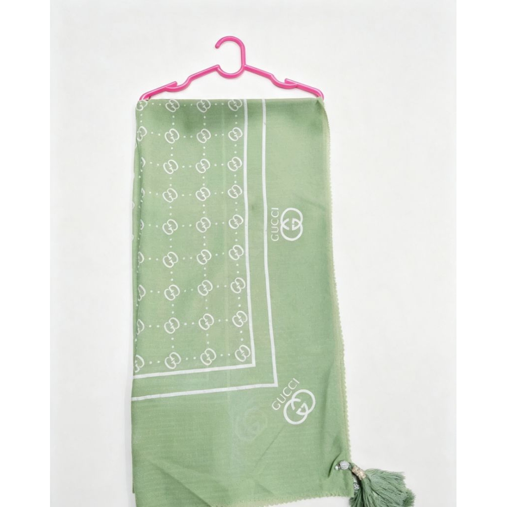 Jilbab Segi Empat Motif Geometris Elegan Warna Hijau Sage – Bahan Bertekstur Adem