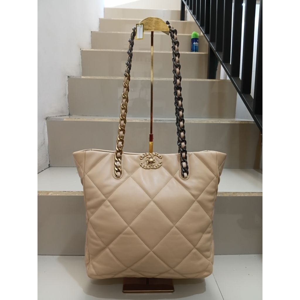 CHANEL 19 TOTE