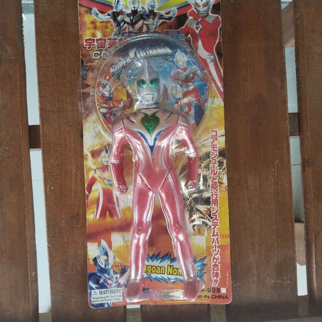 figure ultraman & kaset CD/DVD