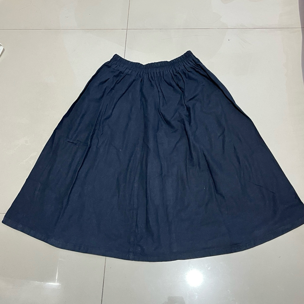 PRELOVED ROK HITAM POLOS