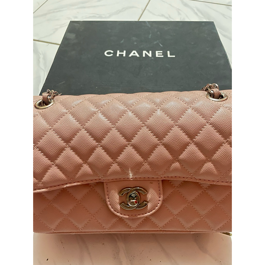 Tas Selempang CHANEL warna pink motif quilted dengan strap rantai