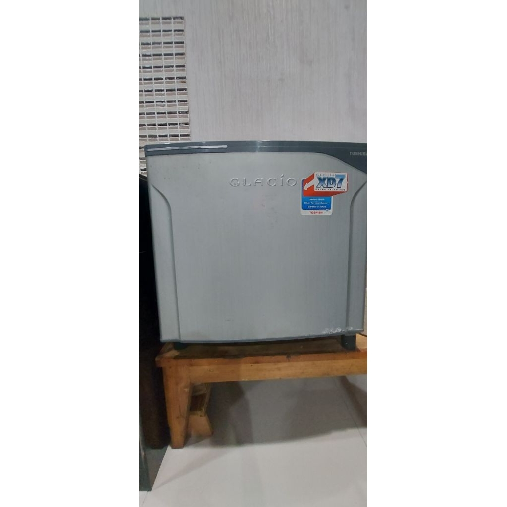 [NEGOTIABLE] jual kulkas second  mini toshiba glacio anak kos, rumah tangga, jualan es. COD ONLY DI 