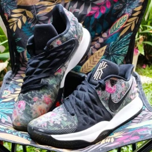 Nike Kyrie 1 Low - Floral. Size 42.5 insole 27cm. (SECOND)