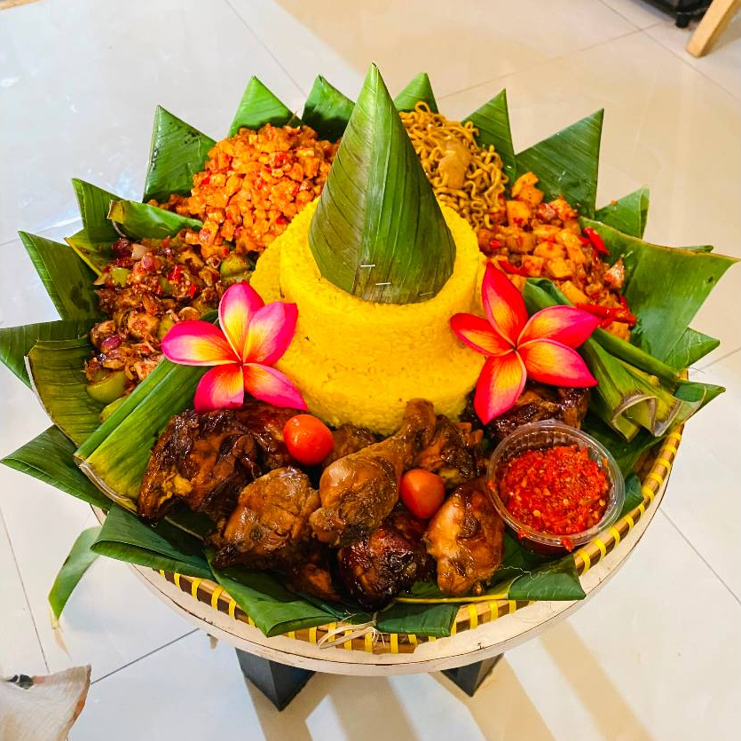 Tumpeng/ Tumpeng ulang tahun/ Tumpeng nasi kuning/ Nasi liwet