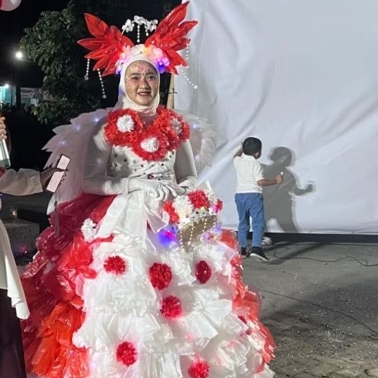 Kostum Karnaval 17 Agustus dari Plastik