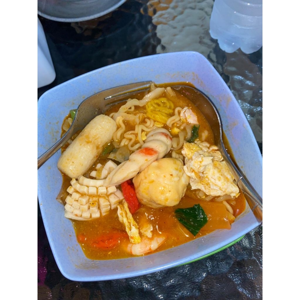 

Seblak legend spesial lezat