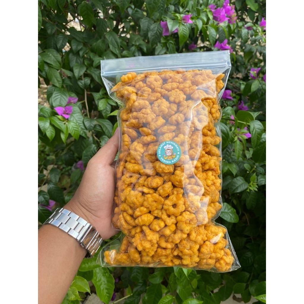 

snack SAKURA RIBUT dengan bumbu yang melimpah gurih asin kemasan 100gram