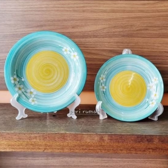 Piring Keramik Biru Bunga Putih