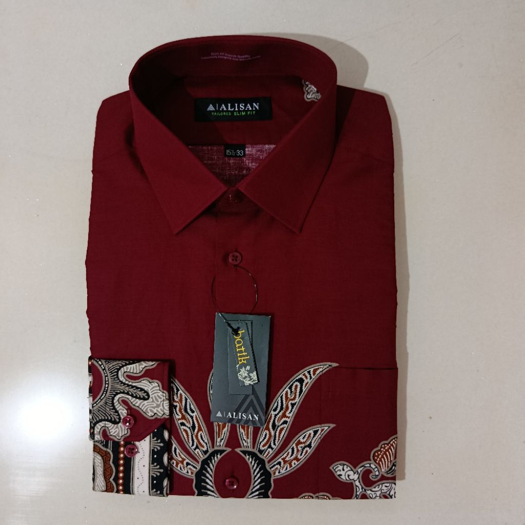 Alisan Batik Motif Daun Lengan Panjang Slimfit Hitam/Merah