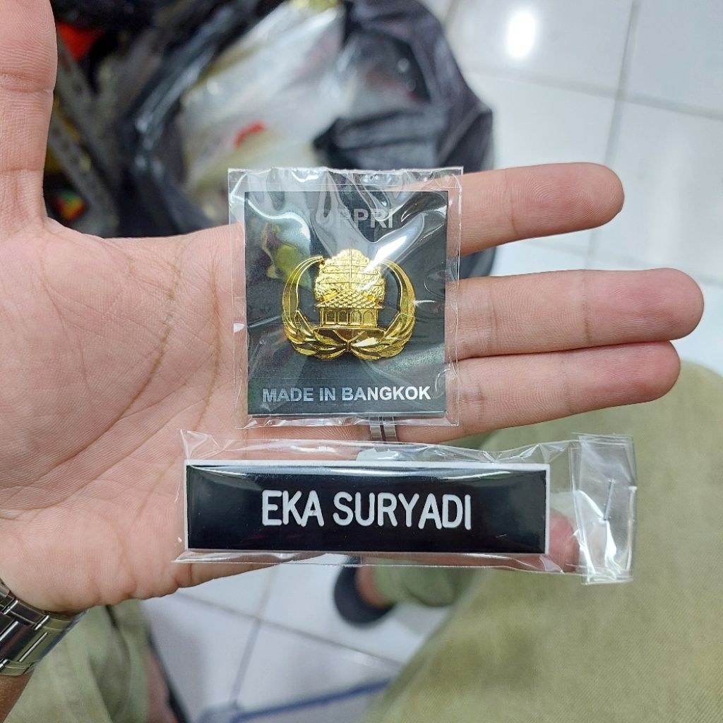 

[PAKET HEMAT] Papan Nama + Pin Kopri Bangkok / Name tag Pns Berkulitas Terbaik