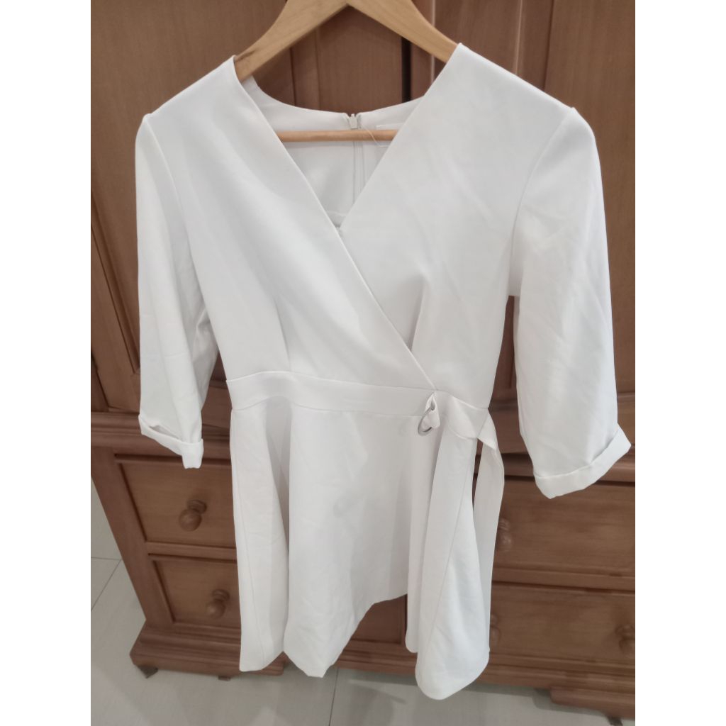 dress putih office look