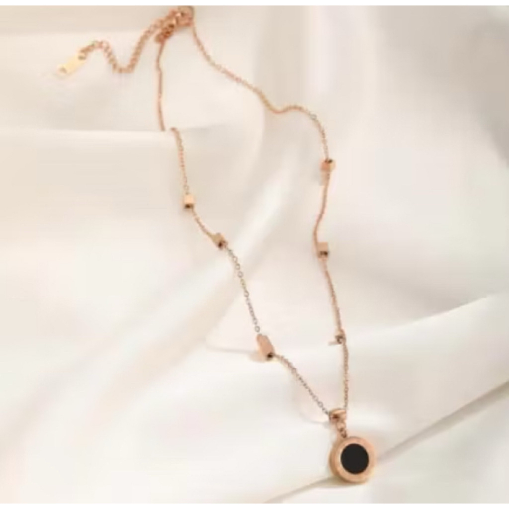 Kalung Titanium Liontin Angka Romawi Anti Karat