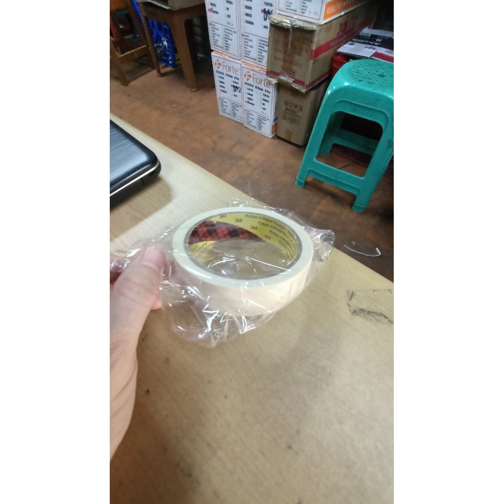 

Lakban kertas / Masking tape 3 M lebar 24 mm x 19 meter