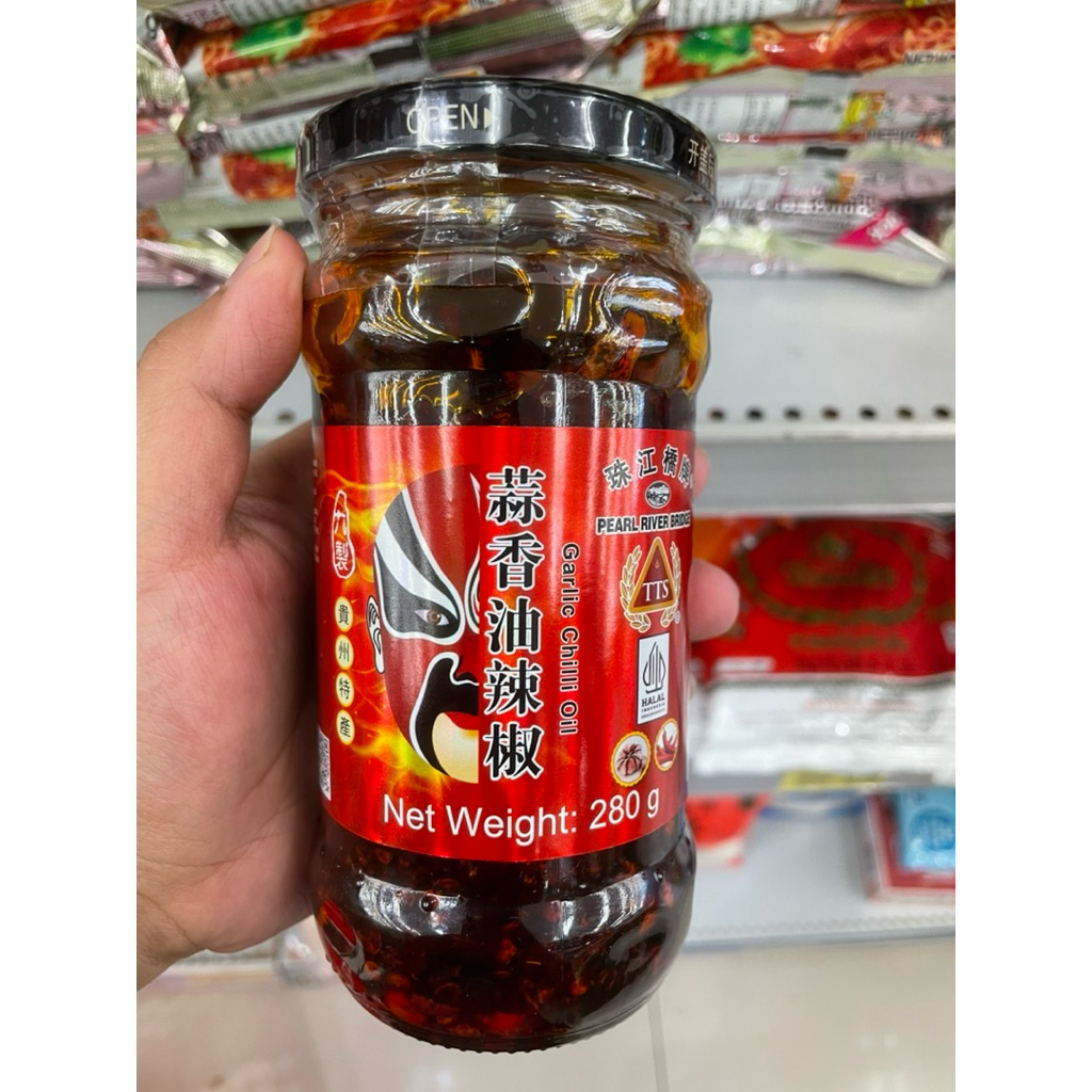 

Garlic Chili Oil Pearl River Bridge 280 gr – Minyak Cabai dengan Aroma Bawang Putih Khas