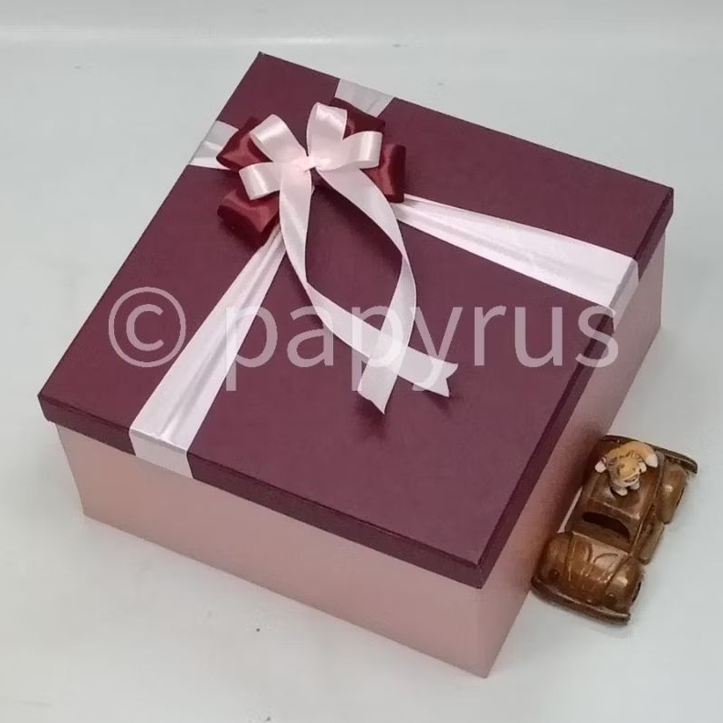 

PAPYRUS Kombinasi 30x30 Tinggi 15cm Kotak Kado Gift Box Hardbox Hampers V1