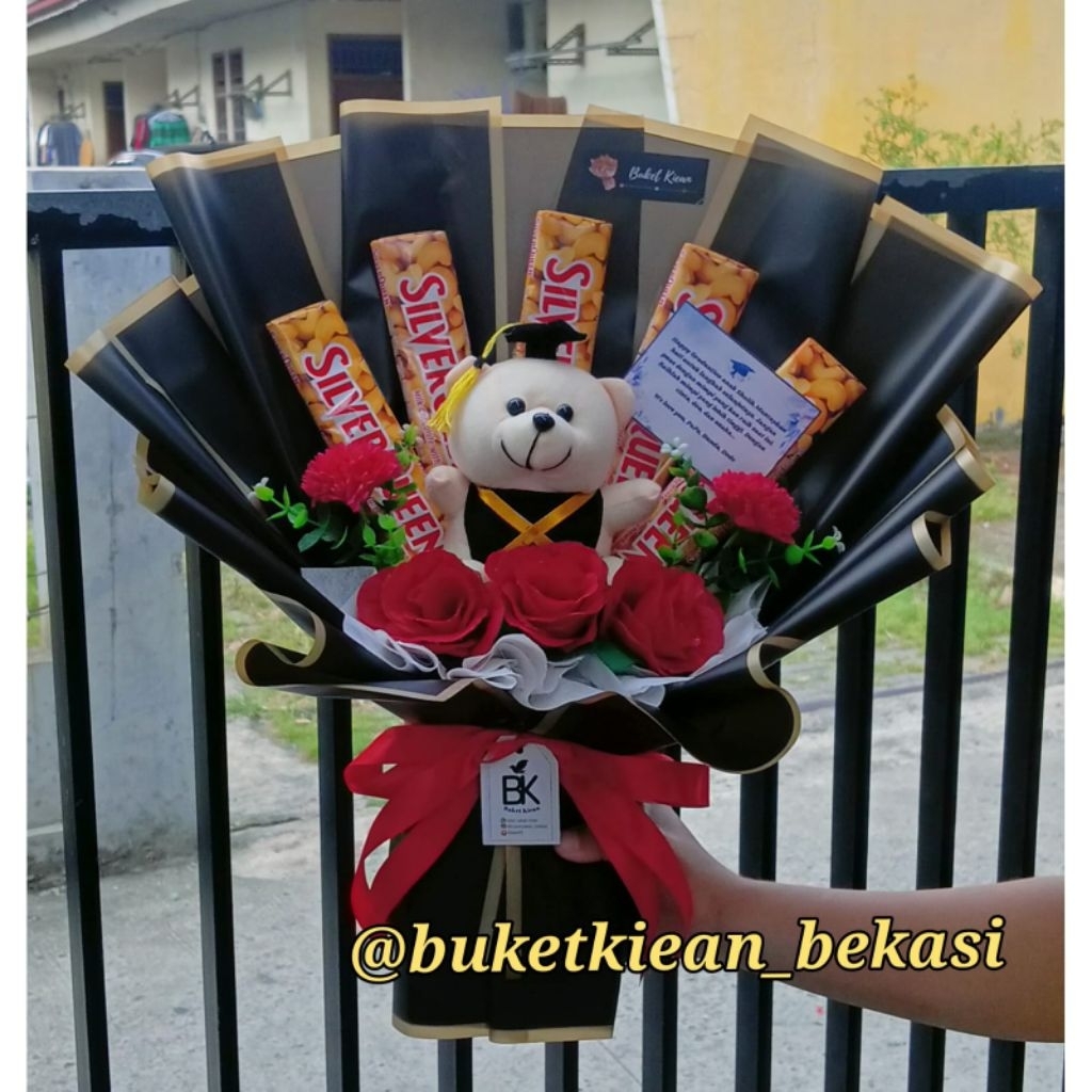 

buket Boneka wisuda Silverqueen/ buket wisuda/ buket coklat/ buket Silverqueen/ buket boneka wisuda/ buket wisuda/ buket kelulusan/ buket boneka wisuda hitam / buket black/ buket wisuda cowok