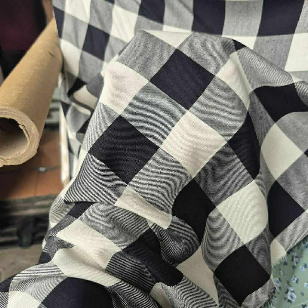 KAIN RAYON TWILL MOTIF KOTAK BALI SISA GARMENT  - KAIN RAYON MOTIF KOTAK CATUR - KAIN MOTIF KOTAK BA