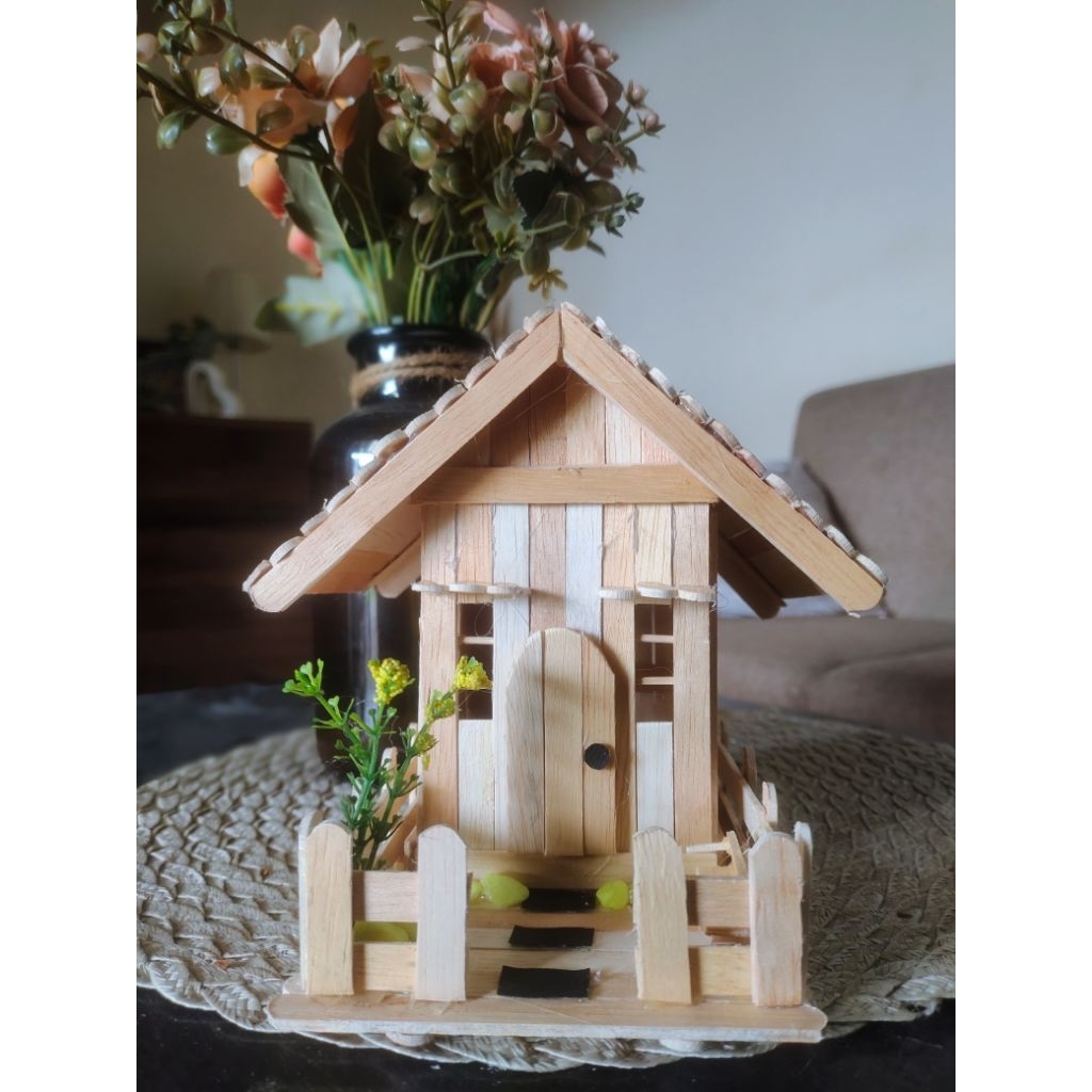 MINIATUR RUMAH DARI STIK ES KRIM