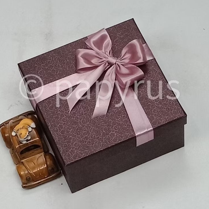 

Papyrus 20x20 Tinggi 10cm Kotak Kado Gift Box Hardbox Hampers Hadiah V2