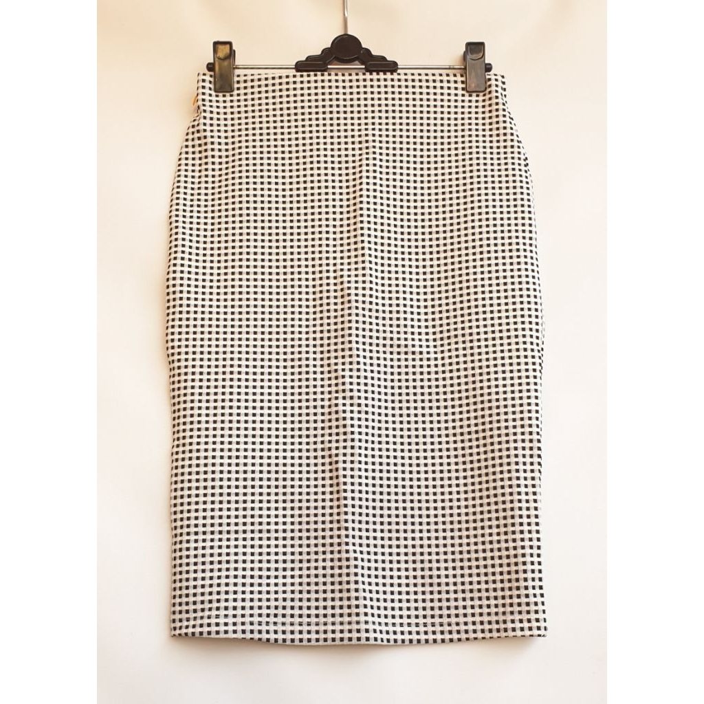 Rok Pensil Wanita Motif Kotak-kotak Gingham Hitam Putih Midi Like New Preloved PL Prelove