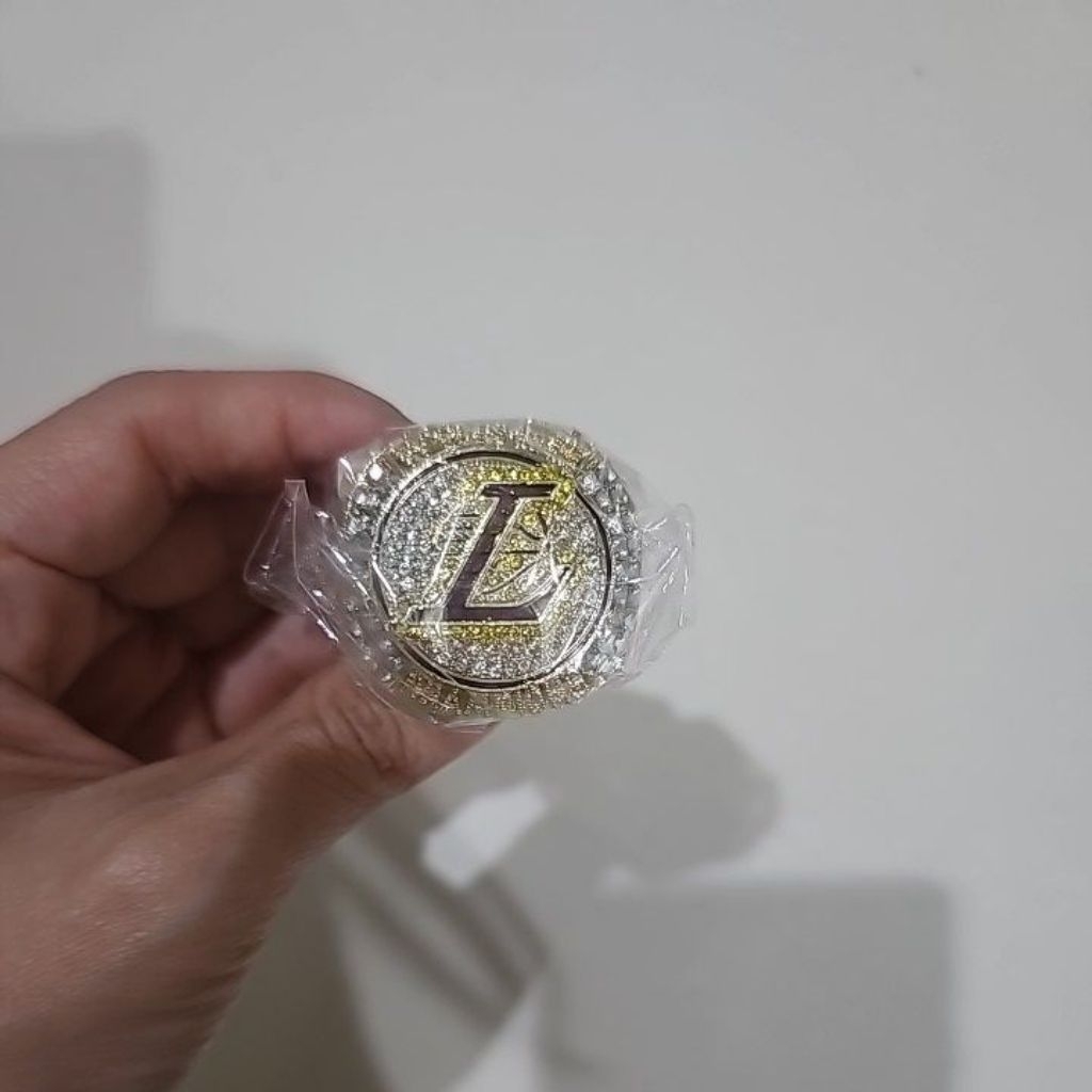 cincin LA lakers Champion lebron james  size 12