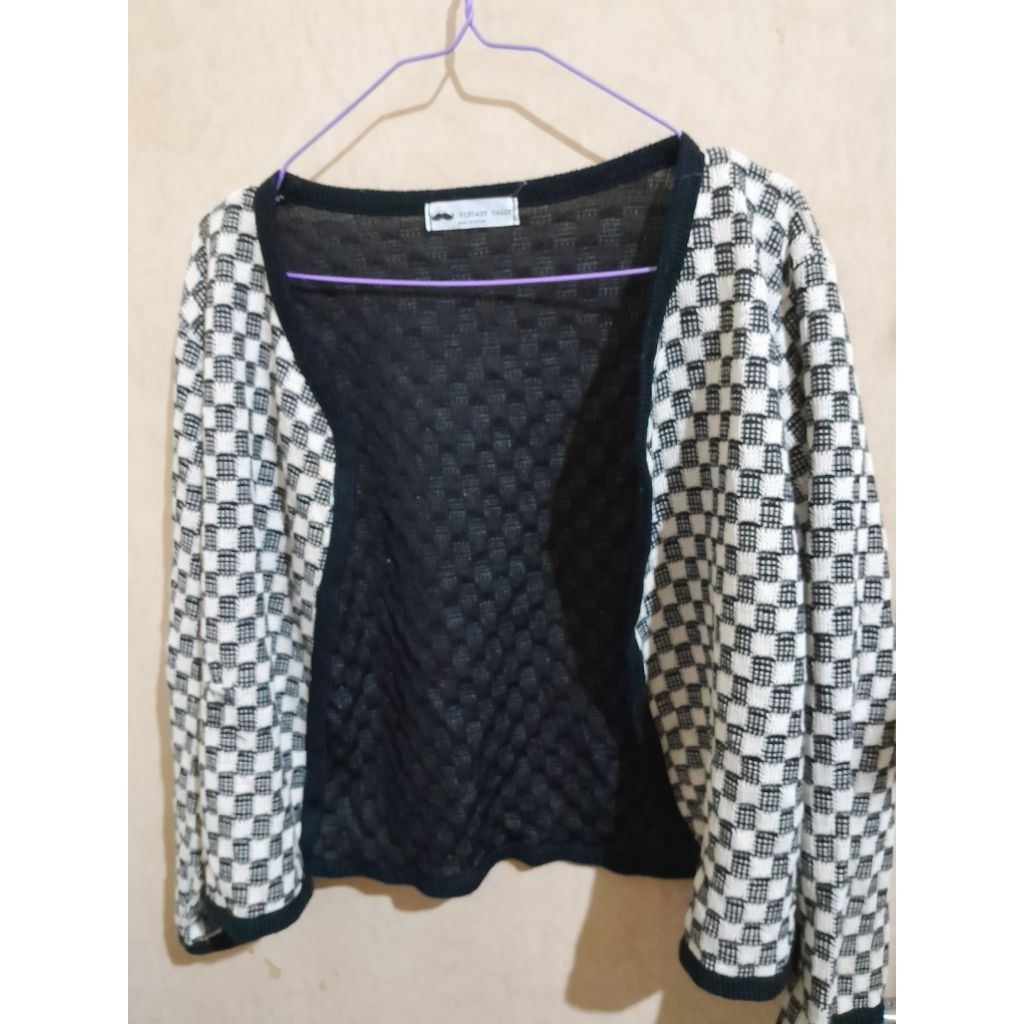 outer cardigan sweater rajut motif kotak hitam putih