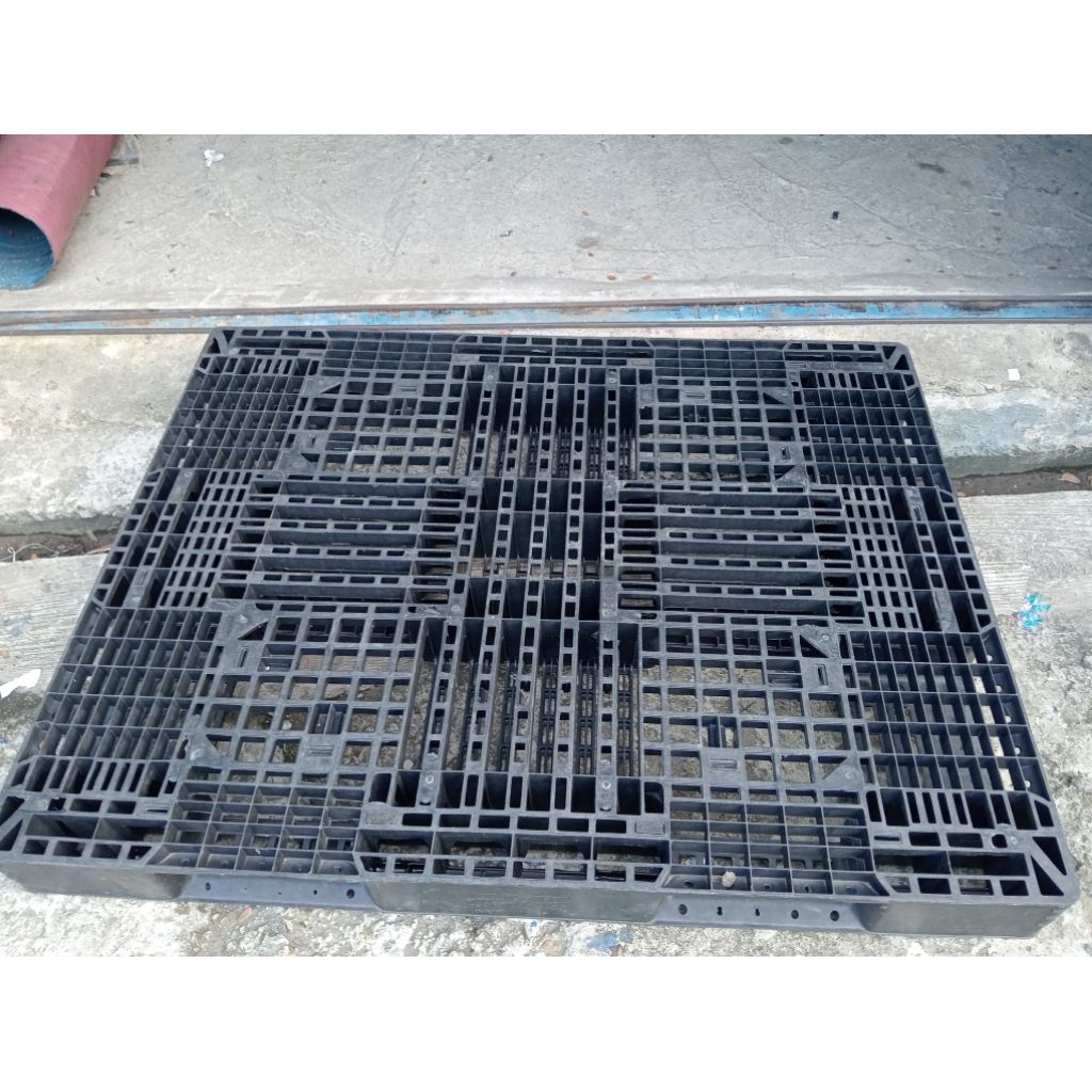 

palet plastik ukuran 140x110x13 cm