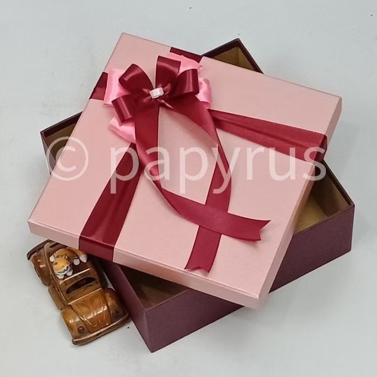 

PAPYRUS Kombinasi 25x25 Tinggi 8cm Kotak Kado Gift Box Hardbox Hampers V1
