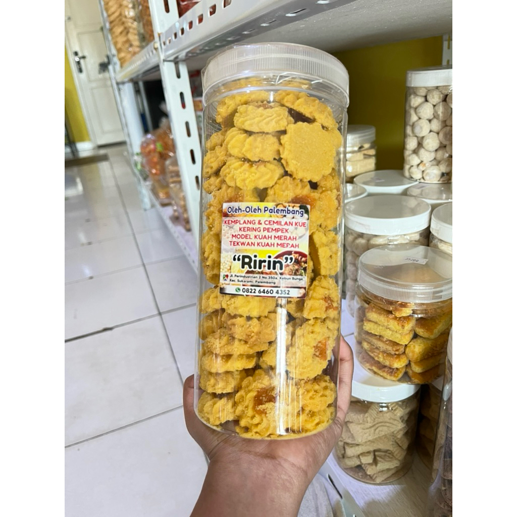 

Kue semprit mentega dengan selai nanas