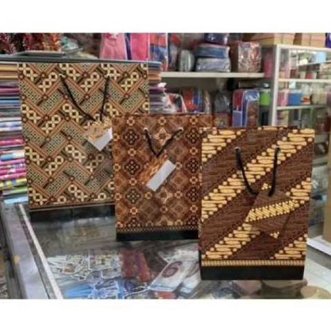 

Paper Bag Kiky Batik Glossy ukuran Besar, Sedang, Kecil