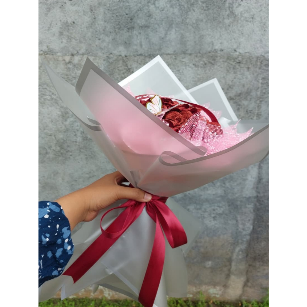 Buket Bunga Satin Glitter Mewah dengan Tulisan Happy Graduation dan Motif Kupu-kupu untuk Acara Spes