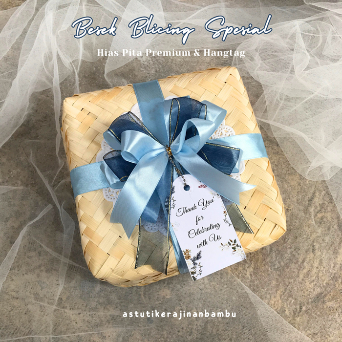 

BESEK BAMBU BLICING HIAS PITA SATIN PREMIUM DAN FREE KARTU UCAPAN/Besek Makanan/Besek Hampers/Kotak Kado Tradisional/Box Anyaman Bambu