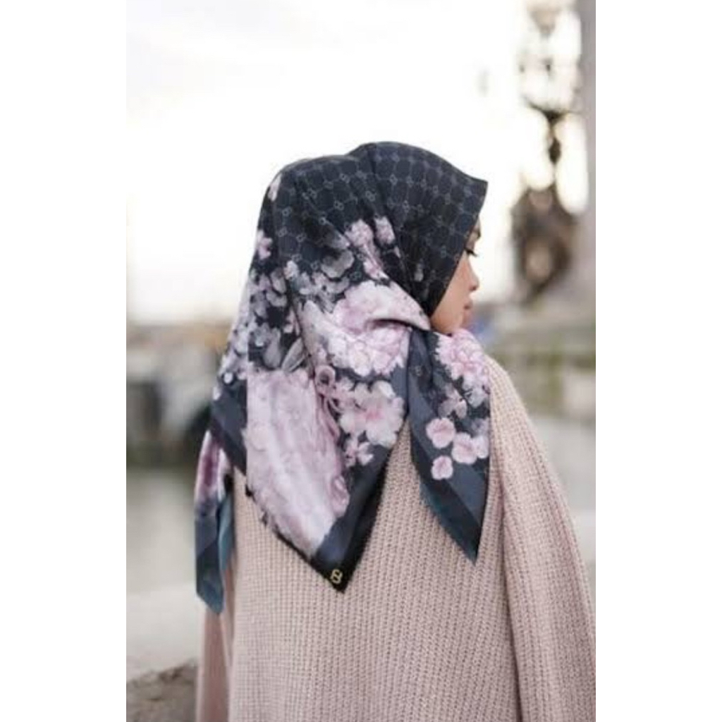 [As is] BUTTONSCARVES HYDRANGEA NOIR GRISE WAREHOUSE SALE