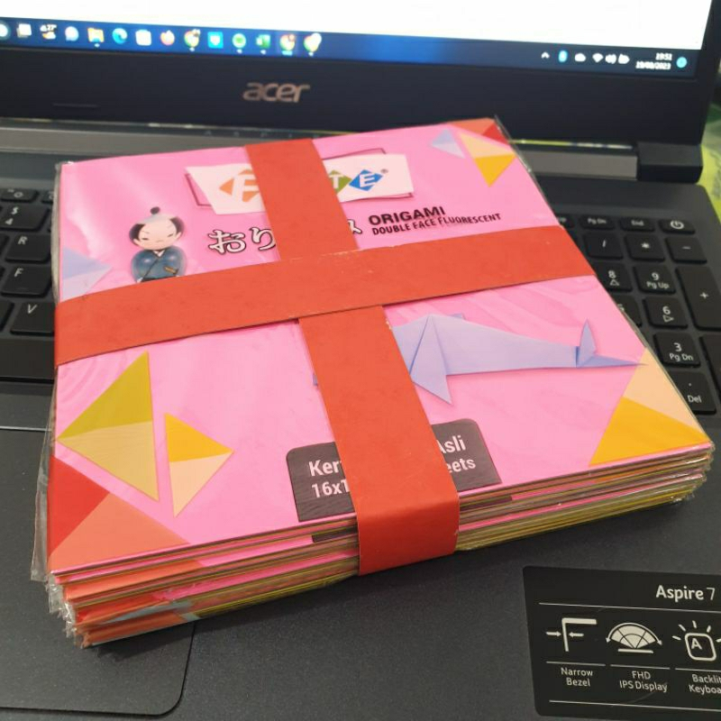 

1 Pak Kertas Lipat Origami Size 16 x 16