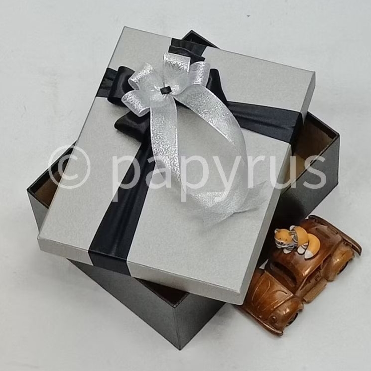 

PAPYRUS Kombinasi 20x25 Tinggi 8cm Kotak Kado Gift Box Hardbox Hampers Hadiah V3