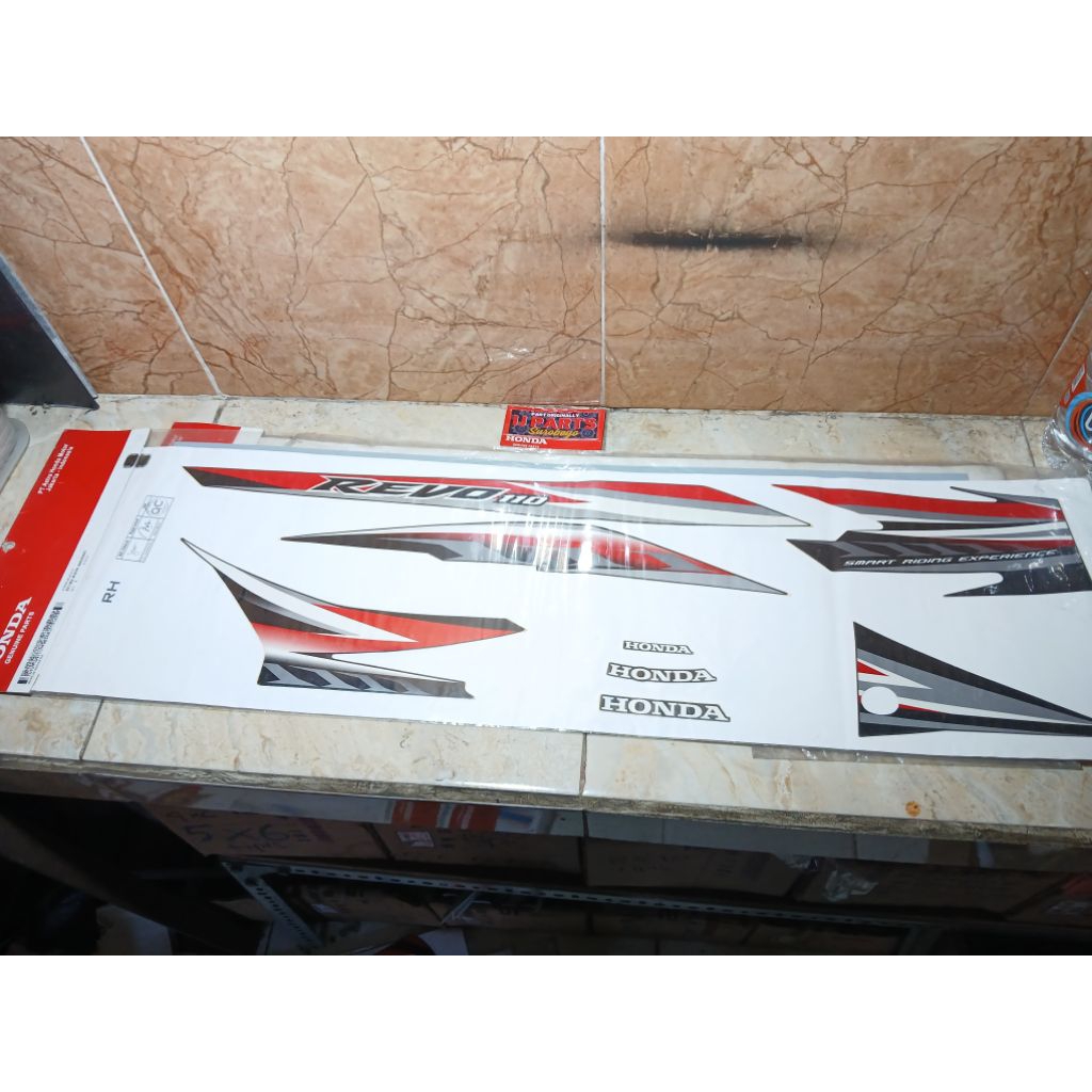 871X0 KWW A80ZAR STRIPING BODY REVO ABSOLUTE 110 ABS HITAM KANAN ORIGINAL AHM